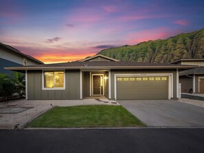 Exterior - 🤙The Makaha Shaka! 🤙3BR Villa Oahu 5 Min to Beach, Ocean View, Pool, Hot Tub (Waianae)