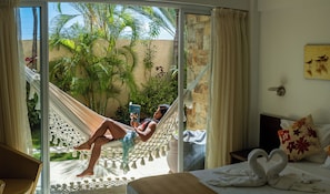 Chambre Triple, vue jardin | Coffres-forts dans les chambres, rideaux occultants, Wi-Fi gratuit