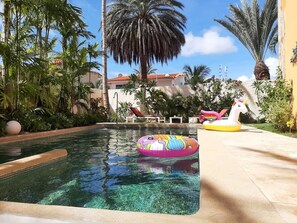 Alberca al aire libre y camas balinesas gratuitas 