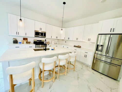 Home just minutes from Downtown,Airport’s