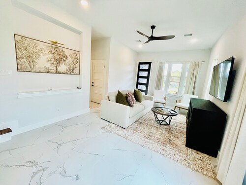 Home just minutes from Downtown,Airport’s