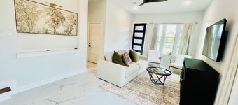 Home just minutes from Downtown,Airport’s