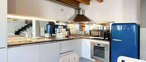 Refrigerador, microondas, horno y parrilla de estufa