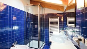Shower, hair dryer - La Casa Azzurra - Affitti Brevi Italia (Lecco)