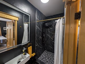 Douche, sèche-cheveux, serviettes fournies