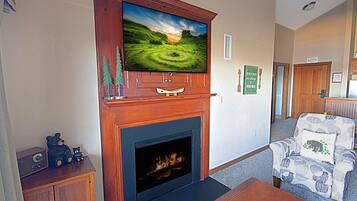 Smart TV y chimenea