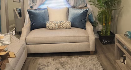 Charming 2-bedroom Oasis townhome with WiFi, AC & Garage in fabulous Fresno
