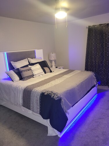 Charming 2-bedroom Oasis townhome with WiFi, AC & Garage in fabulous Fresno