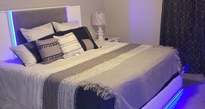 Charming 2-bedroom Oasis townhome with WiFi, AC & Garage in fabulous Fresno