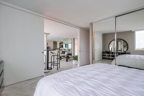 2 slaapkamers, een bureau, een strijkplank/strijkijzer, wifi