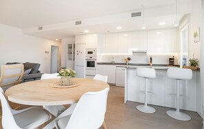 Réfrigérateur, four à micro-ondes, surface de cuisson, lave-vaisselle