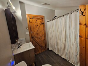 Serviettes fournies, papier de toilette