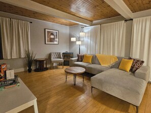 Smart TV - Cozy Urban Cottage | Bright, Peaceful Retreat Near Queen’s, Downtown & Airport (Kingston)