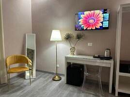 Camera Luxury, 1 camera da letto, balcone, vista città | Minibar, una cassaforte in camera, una scrivania, postazione laptop