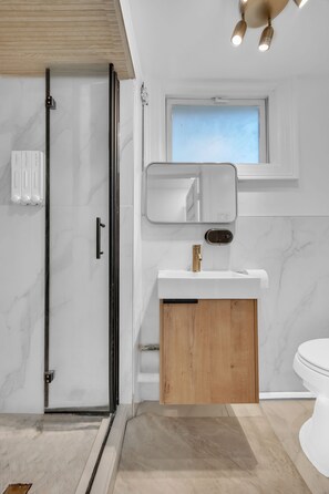 Hair dryer, towels, soap, shampoo - Affordable NYC Luxury: Warm & Inviting Stay, Walk to Riverside Views (Edgewater)