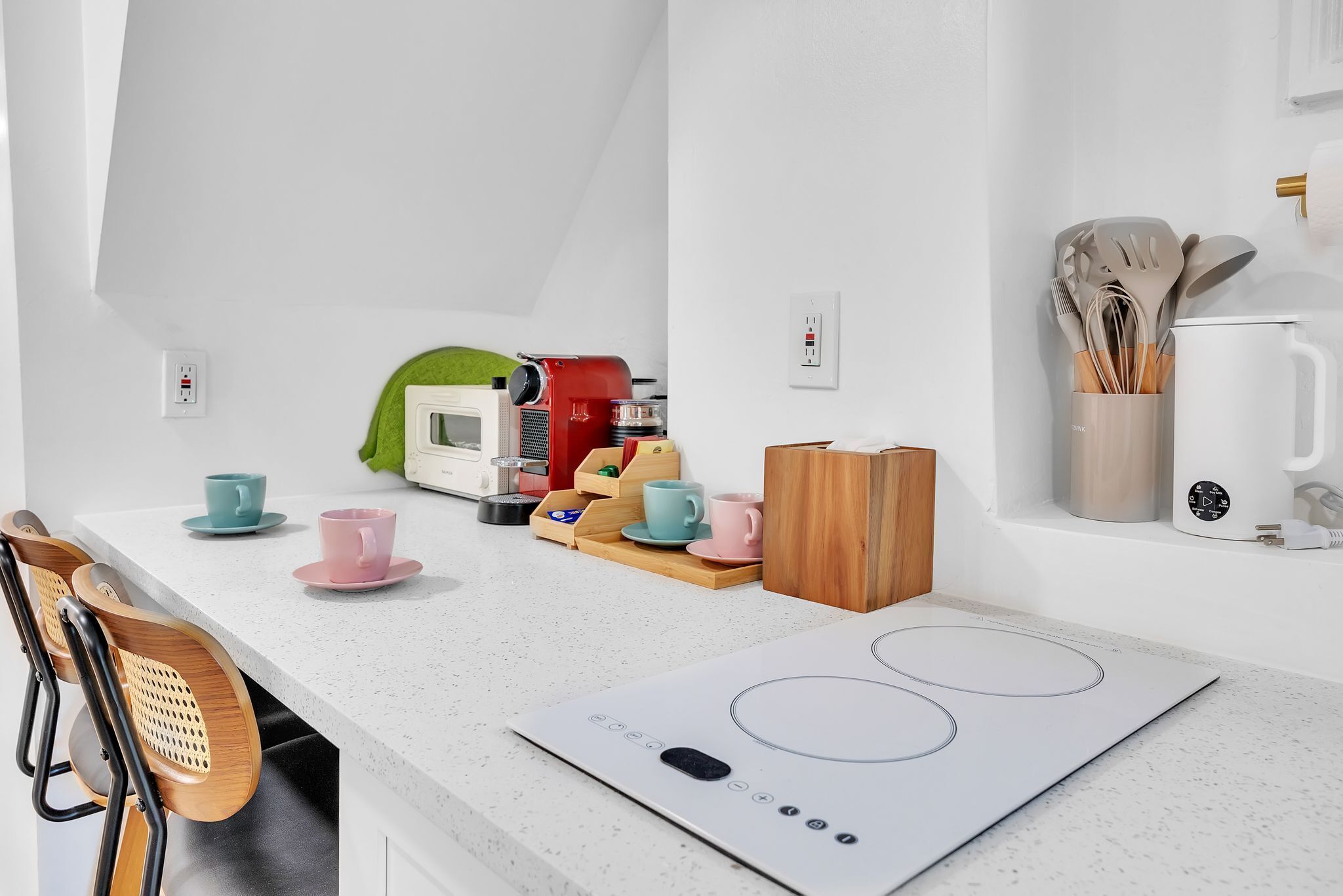 Een koelkast, een microgolfoven, een vaatwasser