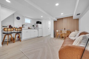 Smart TV - Affordable NYC Luxury: Warm & Inviting Stay, Walk to Riverside Views (Edgewater)