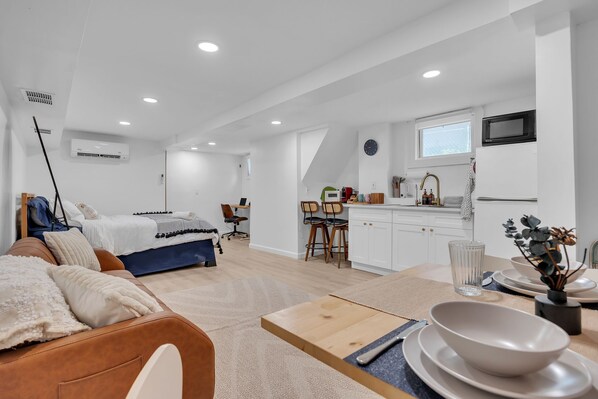 1 bedroom, in-room safe, desk, iron/ironing board - Affordable NYC Luxury: Warm & Inviting Stay, Walk to Riverside Views (Edgewater)