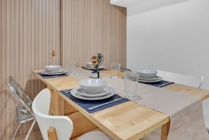 Dining - Affordable NYC Luxury: Warm & Inviting Stay, Walk to Riverside Views (Edgewater)