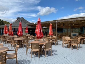 Outdoor dining - Tennis Villa F20 - Near Beach! (Hilton Head Island)