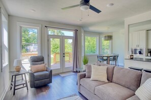 Smart TV - Relax@Indy Retreat: 3 BR, 3 BA, Pvt Deck, <10 Mins to Downtown, Speedway, & Golf (Indianapolis)