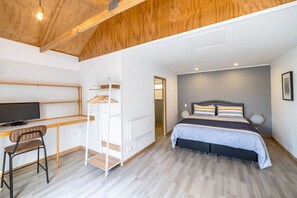 3 bedrooms, desk, iron/ironing board, free WiFi