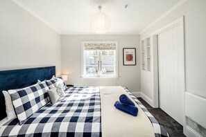 3 bedrooms, desk, iron/ironing board, free WiFi
