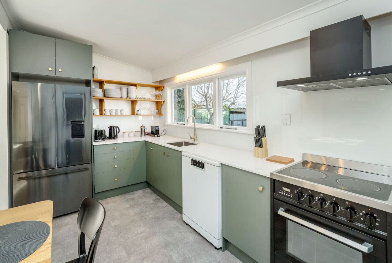 Køleskab, mikrobølgeovn, ovn, kogeplade