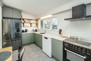 Køleskab, mikrobølgeovn, ovn, kogeplade