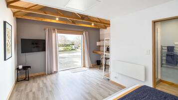 3 makuuhuonetta, työpöytä, silitysrauta/-lauta, ilmainen Wi-Fi