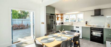 Jääkaappi, mikroaaltouuni, uuni, liesi