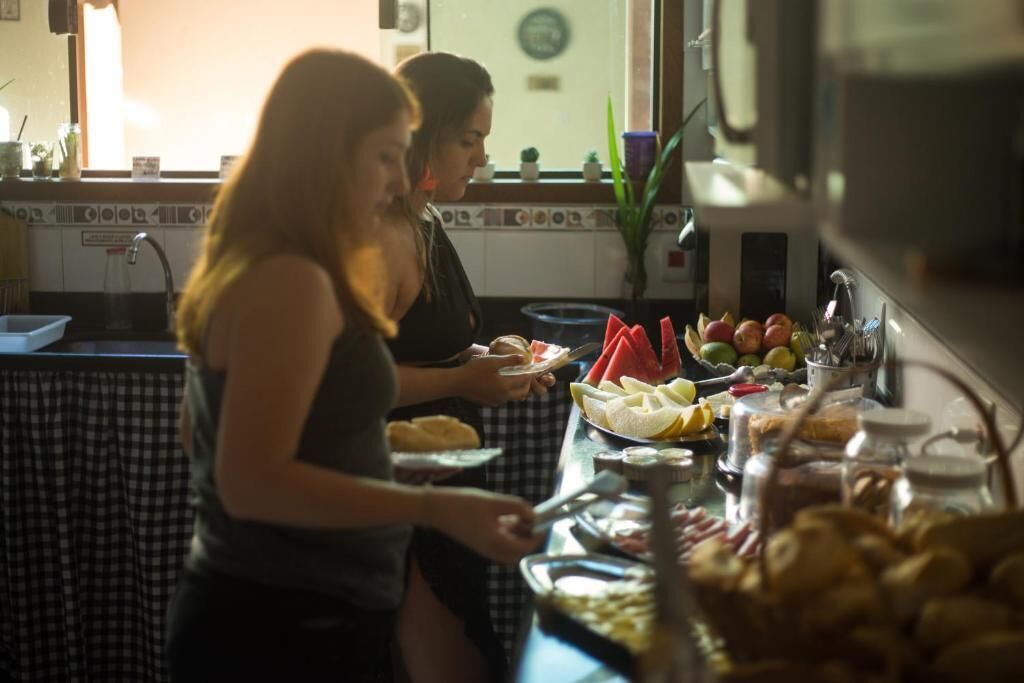 Ein reichhaltiges Buffet mit verschiedenen Speisen und einem Waschbecken im Hintergrund.