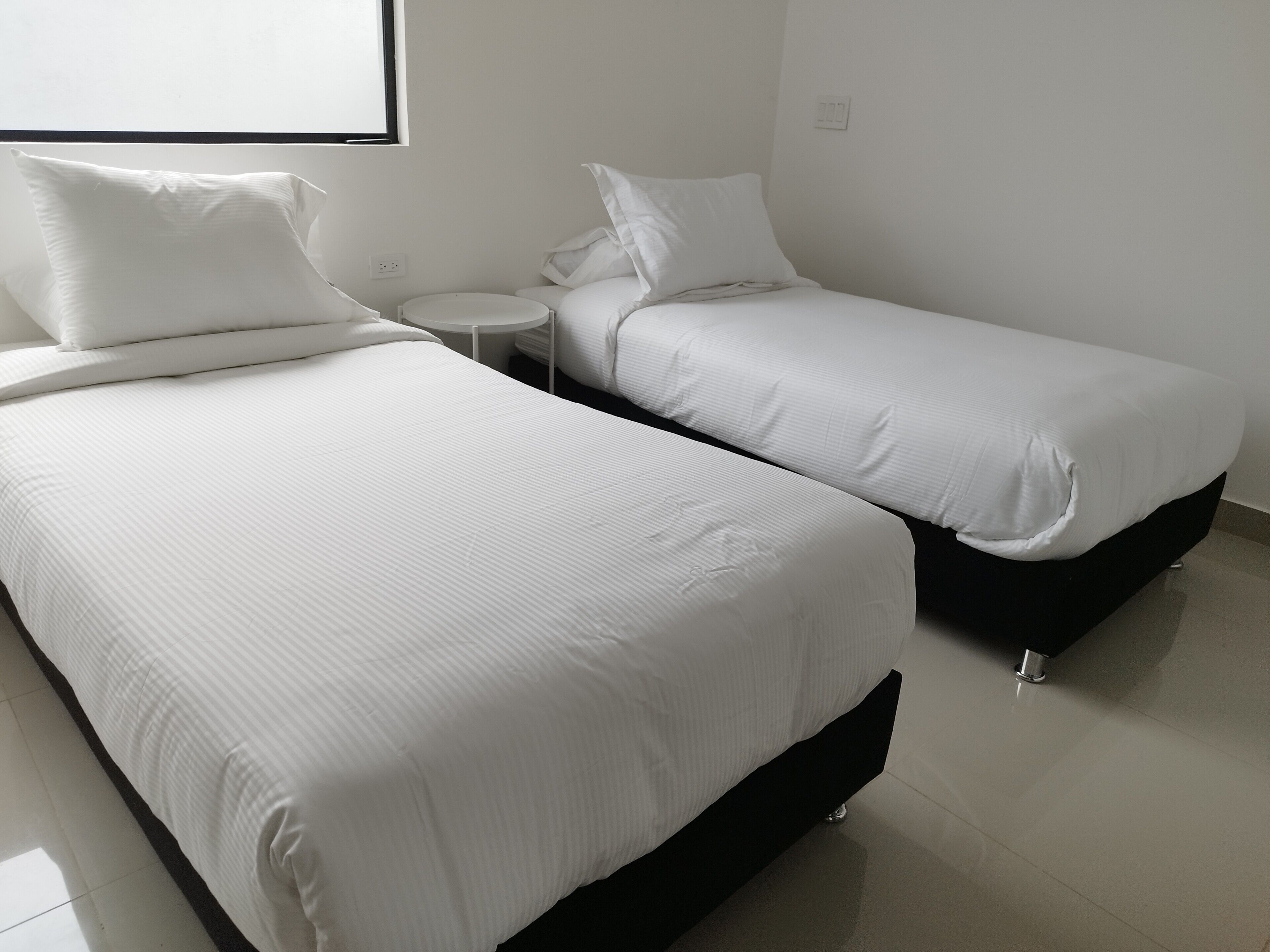 Chambre de base avec lits jumeaux, Plusieurs lits | Literie de qualité, couette en duvet, accès au Wi-Fi (inclus)