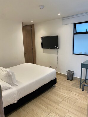 Habitación básica doble | Ropa de cama de alta calidad, edredones de plumas, wifi gratis