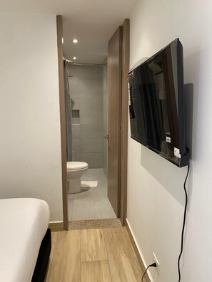 Habitación básica doble | Ropa de cama de alta calidad, edredones de plumas, wifi gratis