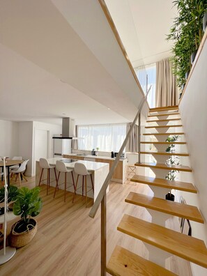 Deluxe resortwoning, uitzicht op rivier | Woonruimte | Flatscreentelevisie