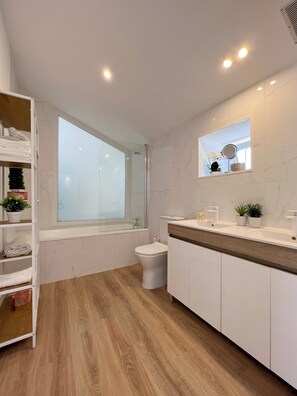 Deluxe Townhome, River View | Bathroom - Casas Capela by O'Porto Seven (Montalegre)