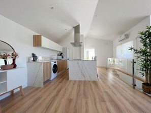 Deluxe Townhome, Mountain View | Private kitchen