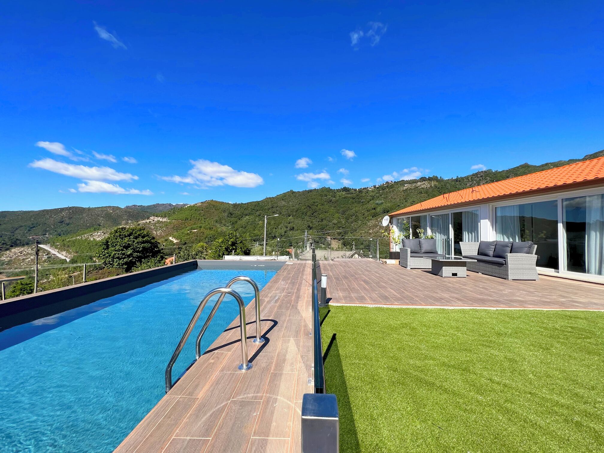 季節性室外游泳池，提供泳池遮陽傘和日光浴躺椅