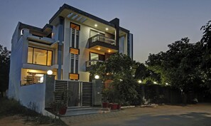 Front of property - Blue Moon Residency Hotel & Restaurant (Gurugram)