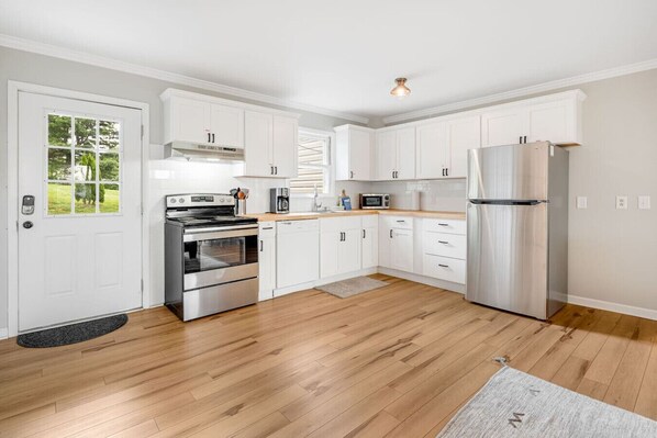 Kühlschrank, Mikrowelle, Ofen, Geschirrspüler