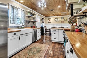 Fridge, microwave, oven, stovetop - Charming 4-BR/4 Bath Farmhouse on 40 beautiful acres in Dripping Springs, Tx (Dripping Springs)
