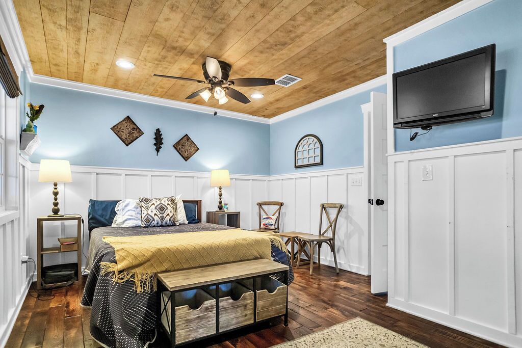 4 bedrooms, desk, iron/ironing board, travel cot