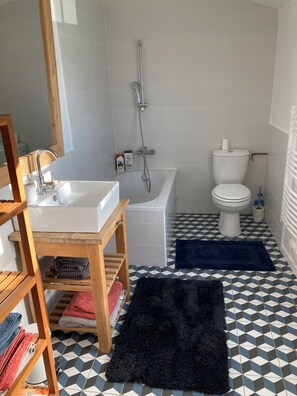 Sèche-cheveux, savon, shampoing, papier toilette