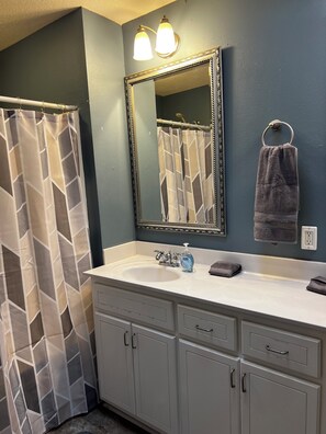 Hair dryer, bidet, towels, soap - Near ACOM and hospital , 2-bedroom house in charming Dothan with WiFi, AC.  (Dothan)