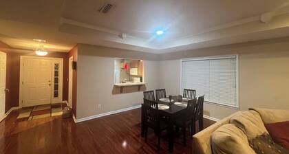 Near ACOM and hospital , 2-bedroom house in charming Dothan with WiFi, AC.