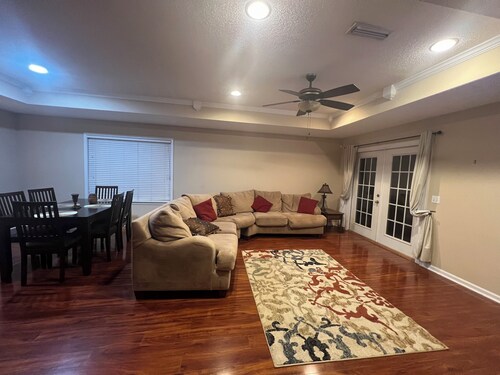 Near ACOM and hospital , 2-bedroom house in charming Dothan with WiFi, AC. 