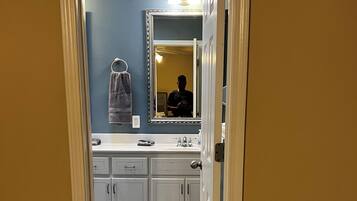 Hårtork, bidé, handdukar och tvål