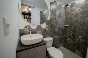 Apartamento (A106) | Banheiro | Chuveiro, toalhas de banho, sabonete, papel higiênico