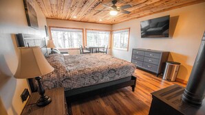 Un dormitorio con cama, cómoda, calefactor y ventana.